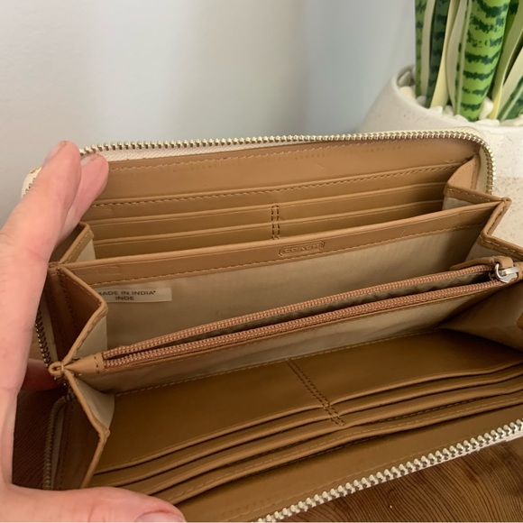 ⭐️ SOLD..Coach wallet - Picture 6 of 7